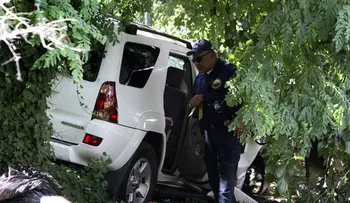 Buscan a 2 que mataron a 3 niños al robar auto
