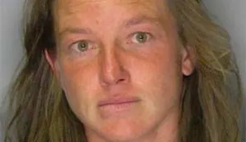 Un policía de California agrede una mujer