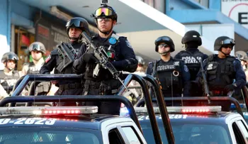 Asaltan a 29 policías mexicanos en un autobús