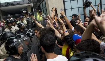 Opositores venezolanos exigen liberación de alcaldes tras victoria de esposas