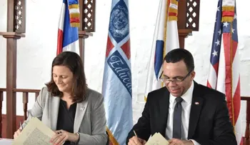 Ministro Andrés Navarro firma acuerdo con Cuerpo de Paz EE.UU. para llevar voluntarios a escuelas