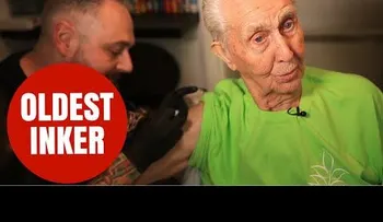 Un hombre de 104 años rompe récord Guinness por ser más viejo en tatuarse (VIDEO)
