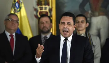 Venezuela acusa a Colombia y México de complot con la CIA; ambos lo rechazan
