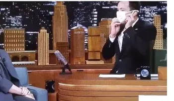 Presentador Jimmy Fallow recibe a Clinton con mascarilla para evitar su neumonía