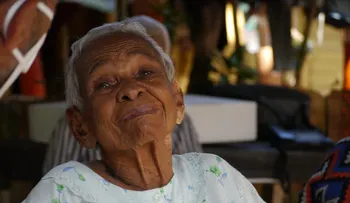 Dominicana celebra cantando y bailando sus 121 años de edad 