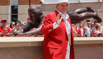 Pete Rose devela su estatua en el parque de los Rojos 