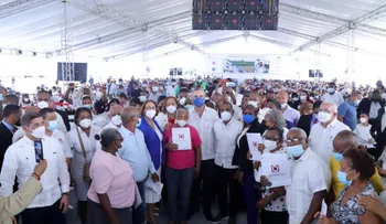 Presidente Abinader entrega 985 certificados de títulos de propiedad en Nigua; de solares y viviendas