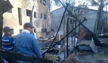 Se quema fábrica de muebles y mercado en Santiago