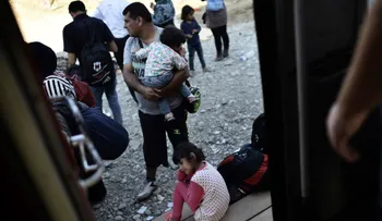 Más de 3.000 refugiados cruzan diariamente por Macedonia rumbo a la UE