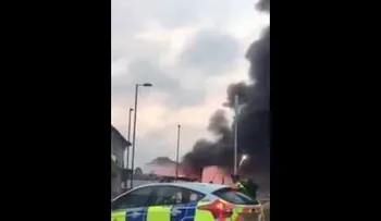 Reino Unido: Arde una fábrica de fuegos artificiales tras explotar (VIDEO)