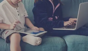 ¿Tu hijo mira la misma película una y otra vez? Esta es la razón