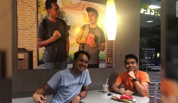 McDonald;s da 50.000 dólares a universitarios que colgaron publicidad falsa en uno de sus locales