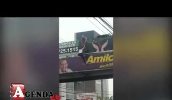 Graban cuando otra joven se lanza de puente (VIDEO)