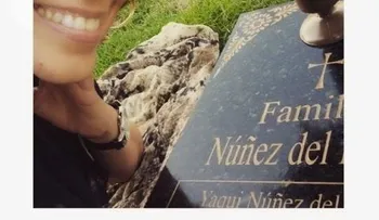 Selfie de la viuda de Yaqui Nuñez causa controversia