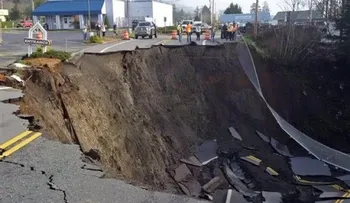 Se abre gran socavón cerca de carretera en Oregon