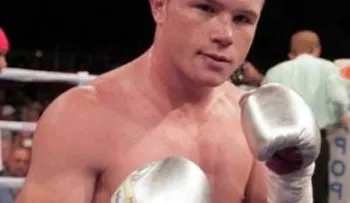 Canelo Álvarez destrozó al británico Amir Khan; le dio nocaut en el sexto round