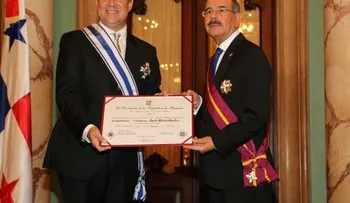 Danilo Medina impone distinción oficial a Juan Carlos Varela