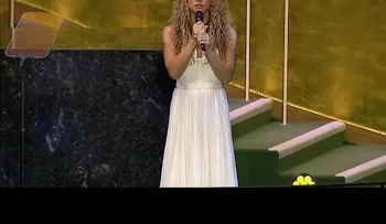 Shakira canta 'Imagine' ante la ONU y el papa
