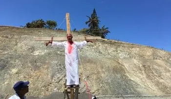 Hombre se crucifica y dice estar dispuesto a morir como Jesucristo, en rechazo a instalación relleno sanitario