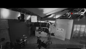 Un "fantasma" camina por un estudio de televisión en plena noche