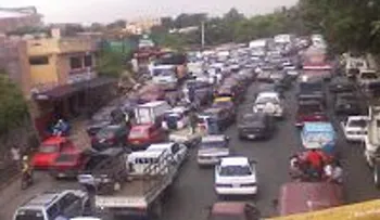 Hombre muere tras lanzarse de puente por deudas