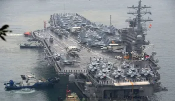 Un portaaviones de EEUU y su flota armada van camino a la península coreana