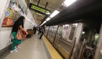 Empujan una mujer al paso de un tren en NY y muere 