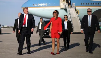 Trump y la razón por la que no toma la mano de su esposa Melania