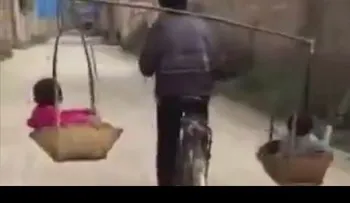 El experto equilibrista que transporta a sus dos hijos en bici
