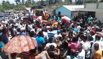 En medio del dolor sepultan restos de 17 víctimas de accidente en carretera Sánchez-Nagua