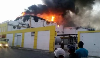 Incendio afecta centro comercial en San Pedro de Macorís