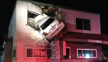 De película: Pierde el control de su auto y termina en el segundo piso de un edificio