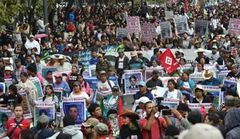 Miles marchan para exigir justicia a un año de la desaparición de los 43 estudiantes de Ayotzinapa