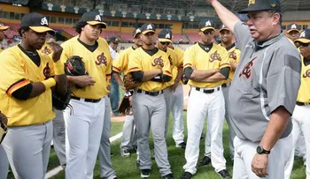 Aguilas vencen 6 por 3 a los Toros del Este; Fermín logra victoria 400