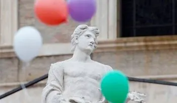 El papa Francisco cambia las palomas de paz por globos 