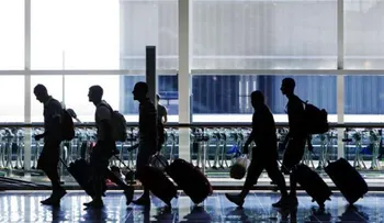 Casi 100.000 españoles emigraron en 2015, la mayor cifra desde la crisis