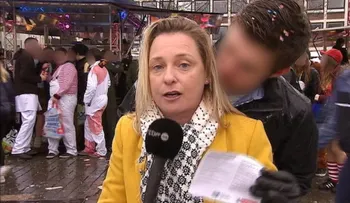 Manosean en vivo a una reportera en el carnaval de Colonia