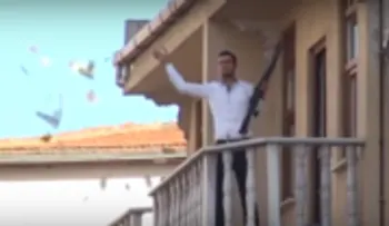 Hombre roba banco y tira el dinero desde un balcón a la calle