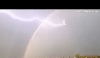 Waoo: Un misterioso objeto negro no identificado cae del cielo durante una tormenta eléctrica