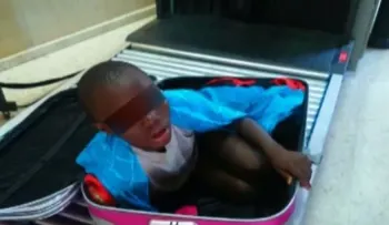 Autoridades impactadas tras encontrar niño en una maleta (Video)