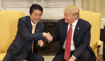 El incómodo saludo de mano de 19 segundos entre Donald Trump y Shinzo Abe