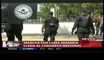 Marcha caravana por Loma Miranda llega al Congreso