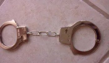 Un oficial abusador esposa a niño hispano de ocho años con déficit de atención