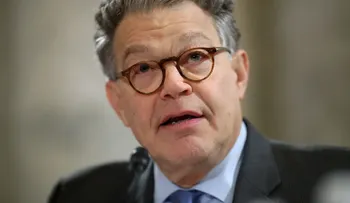 El senador Al Franken promete renunciar en las próximas semanas