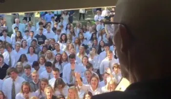 400 estudiantes le cantan a su profesor enfermo de cáncer