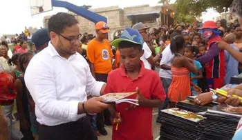 La Fundación Pague a Un Tercero entrega útiles escolares