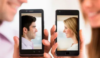 Extender las extremidades hace ver a las personas más atractivas en fotos