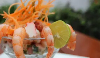 Ceviche de camarones con leche de coco y mango. Buen provecho