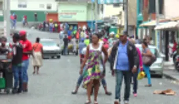 Denuncian atropellos en cierre de negocios de mercado en Santiago