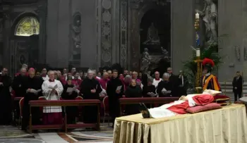 Casi 200 mil personas han pasado por la capilla ardiente de Benedicto XVI